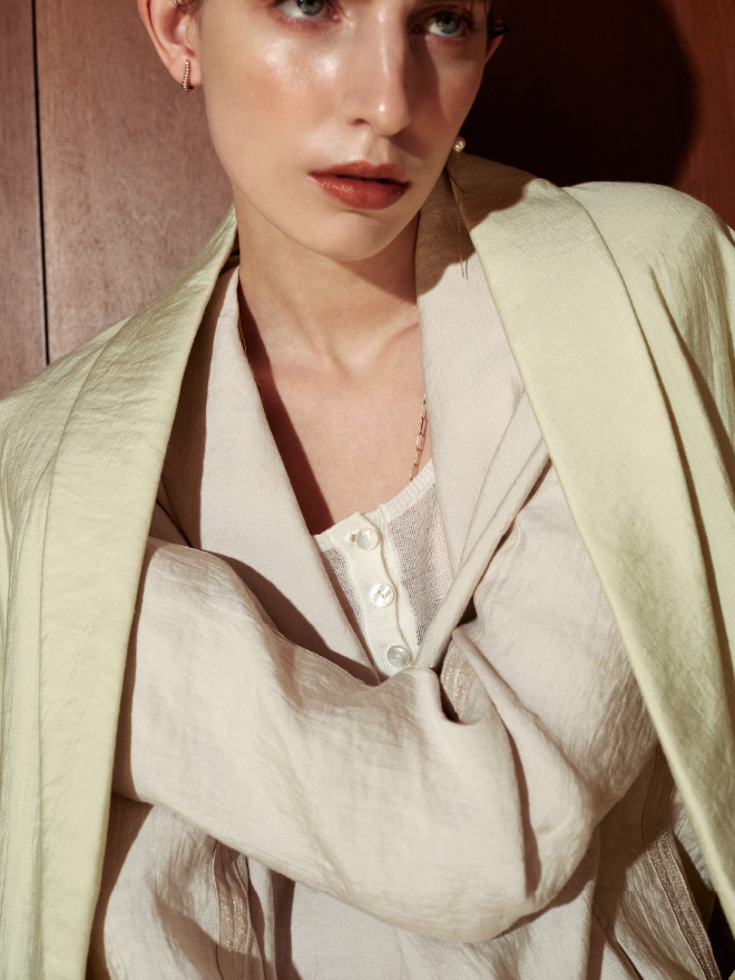 バックサテンジャケットを着用しCelvoke meets styling/ Back Satin × Terracottaのメイクを受けてる女性のイメージ