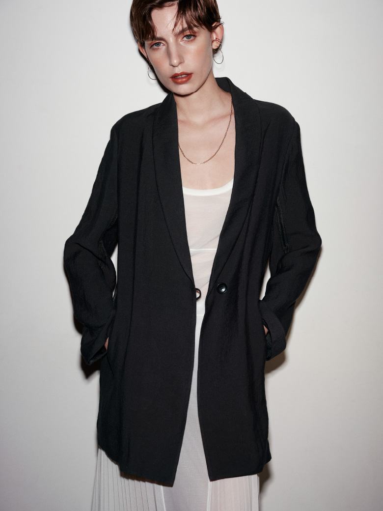 黒色のバックサテンジャケットを着てCelvoke meets styling/ Back Satin × Terracottaのメイクを受けた女性のイメージ