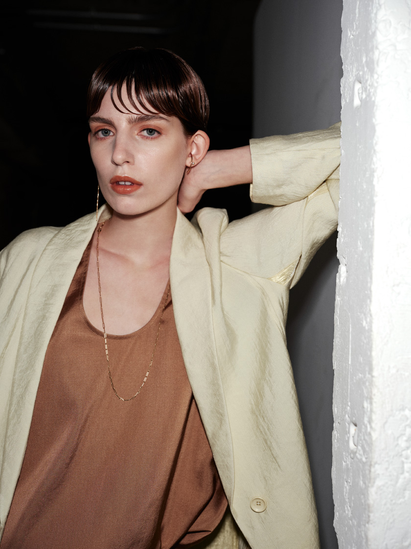 Celvoke meets styling/ Back Satin × Terracottaのメイクを受け、バックサテンジャケットとバックサテンパンツを着てる女性のイメージ