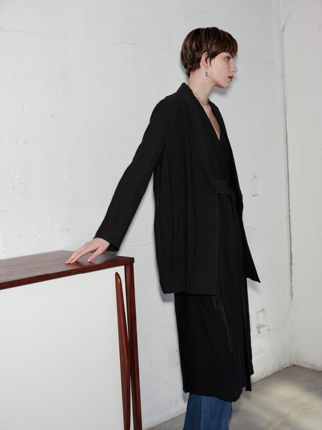 Celvoke meets styling/ Back Satin × Terracottaのメイクを受け、黒色のバックサテンジャケットを着てる女性のイメージ