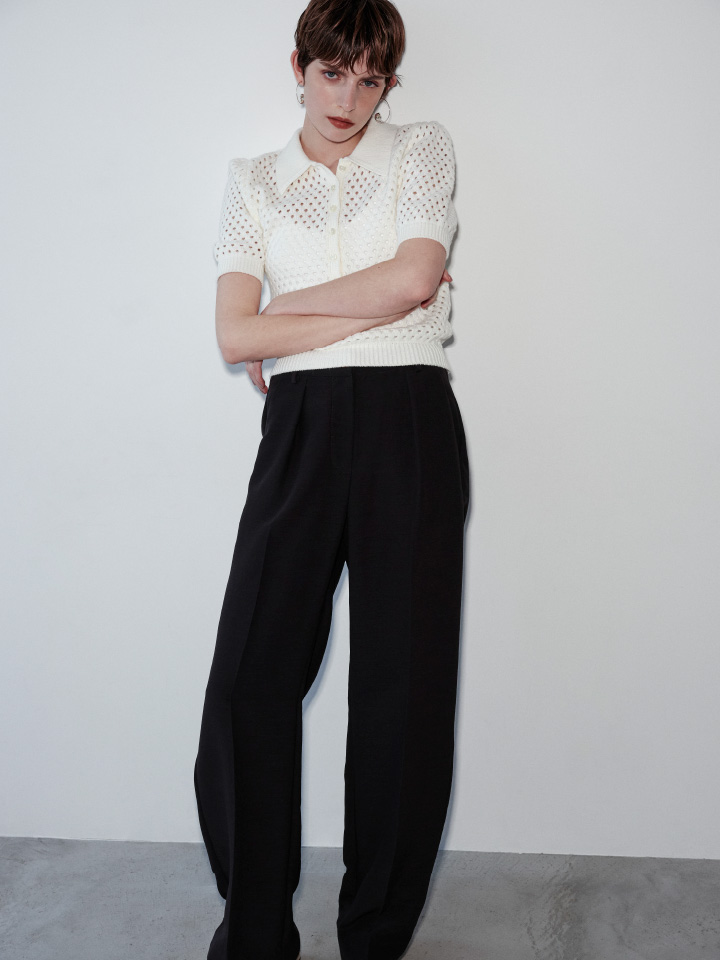 バックサテンパンツを着てCelvoke meets styling/ Back Satin × Terracottaのメイクを受けてる女性のイメージ