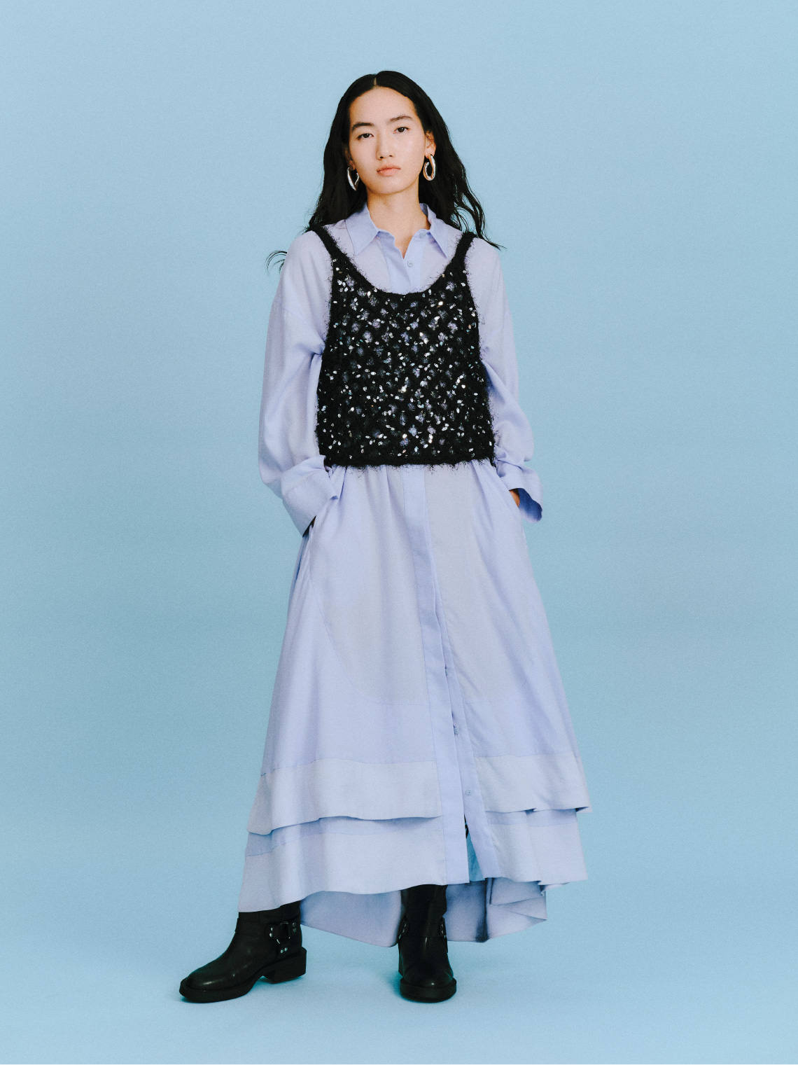 青色のヘムフレア2WAYシャツワンピース、黒のスパングル2WAYビスチェの着用イメージ