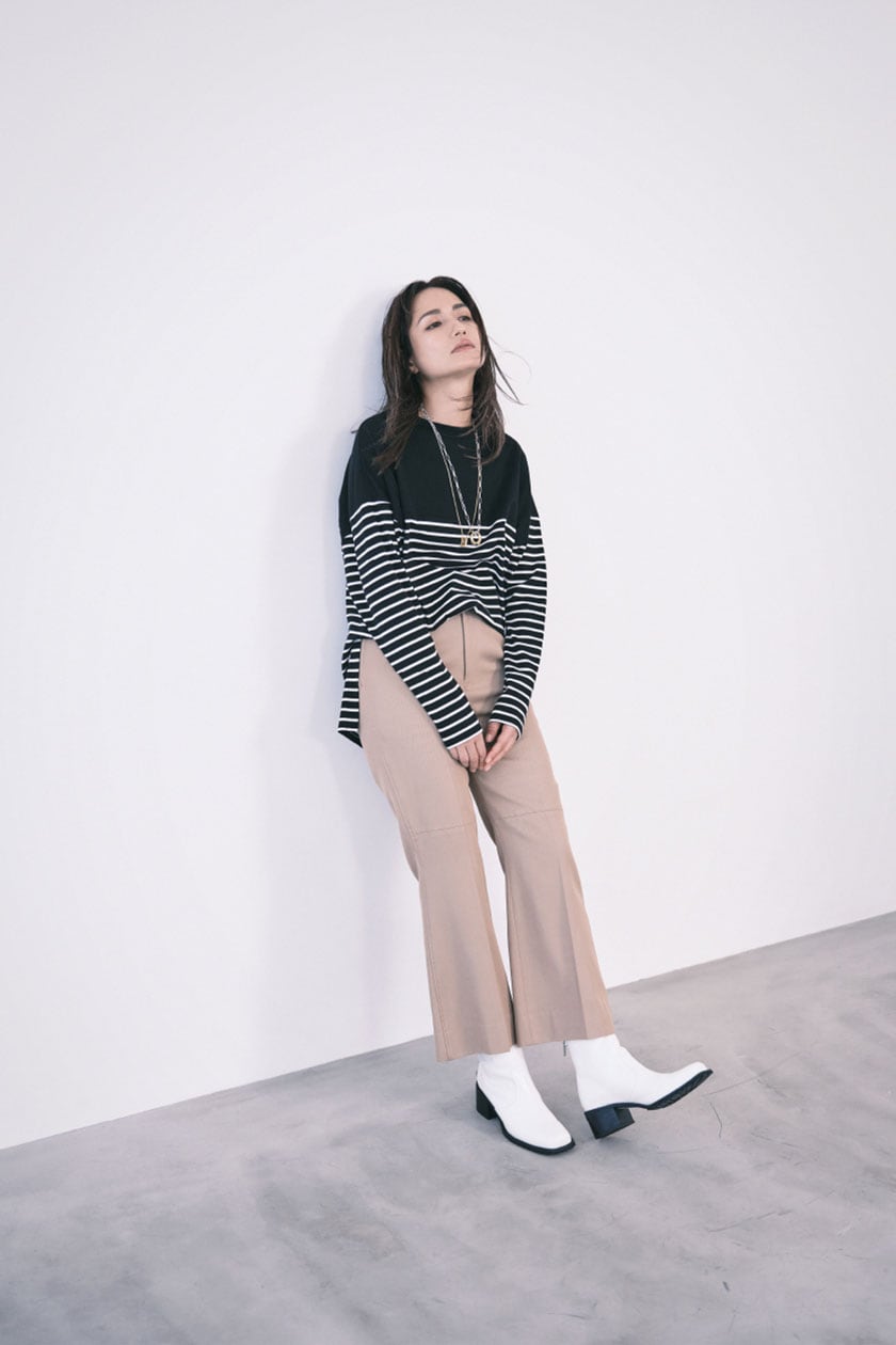 oversized t-shirt × flare suit pants