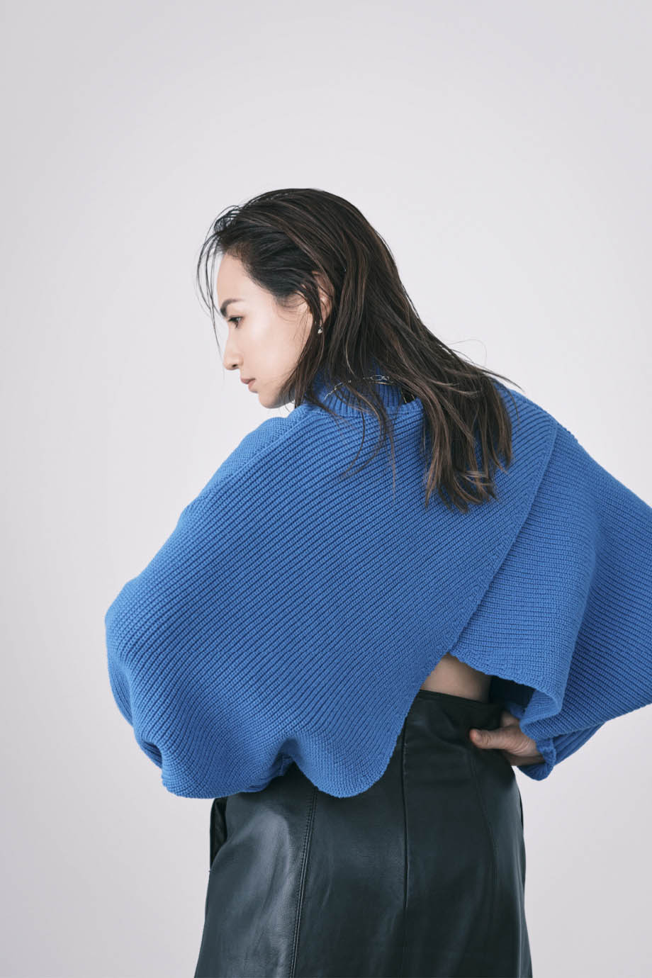 knit pullover × leather skirt