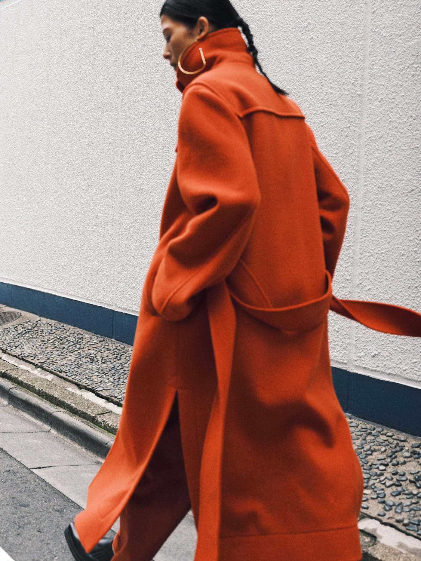 Wide collar long coat & Corduroy wide pantsを着た女性
