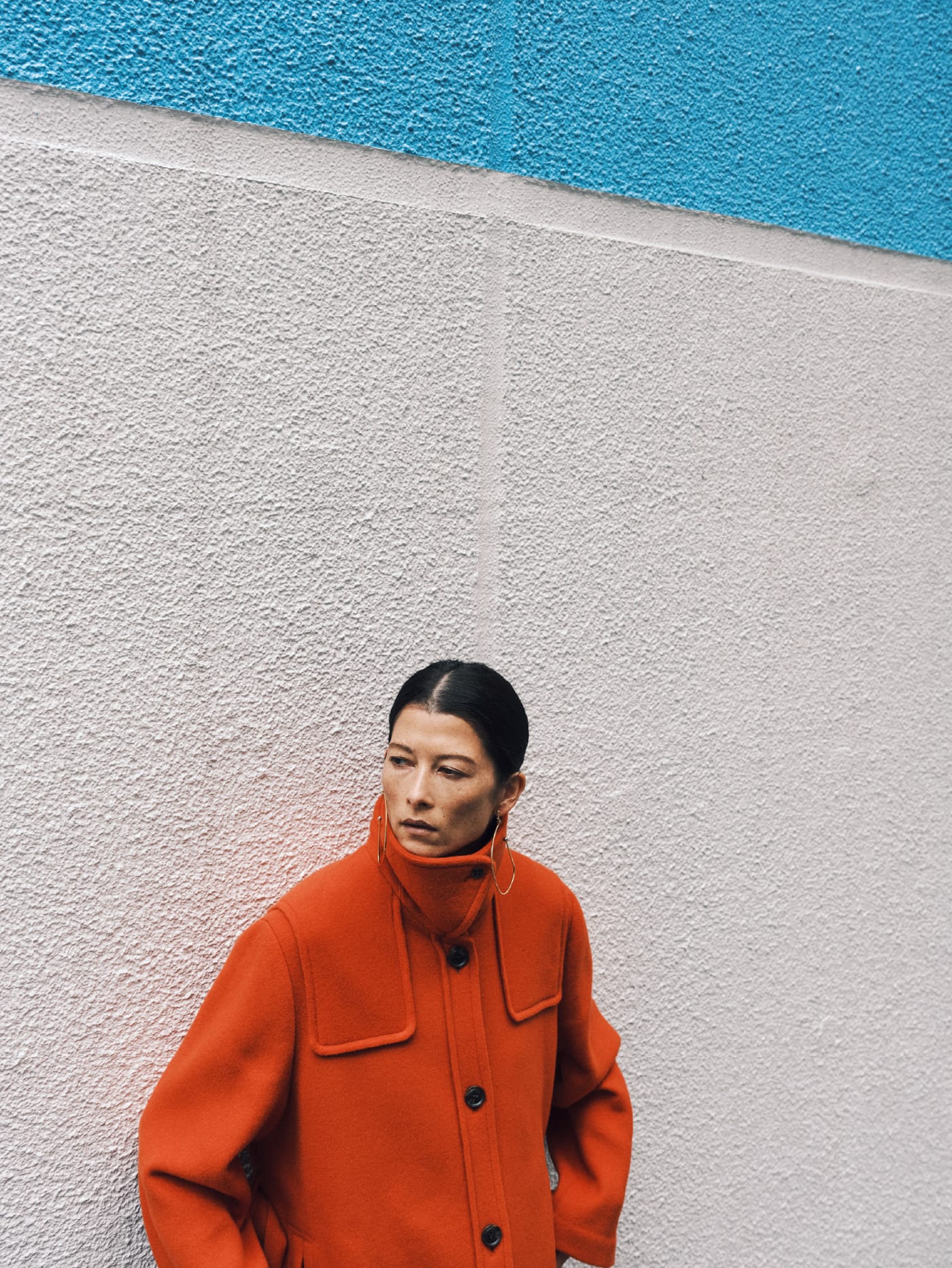 Wide collar long coat & Corduroy wide pantsを着た女性