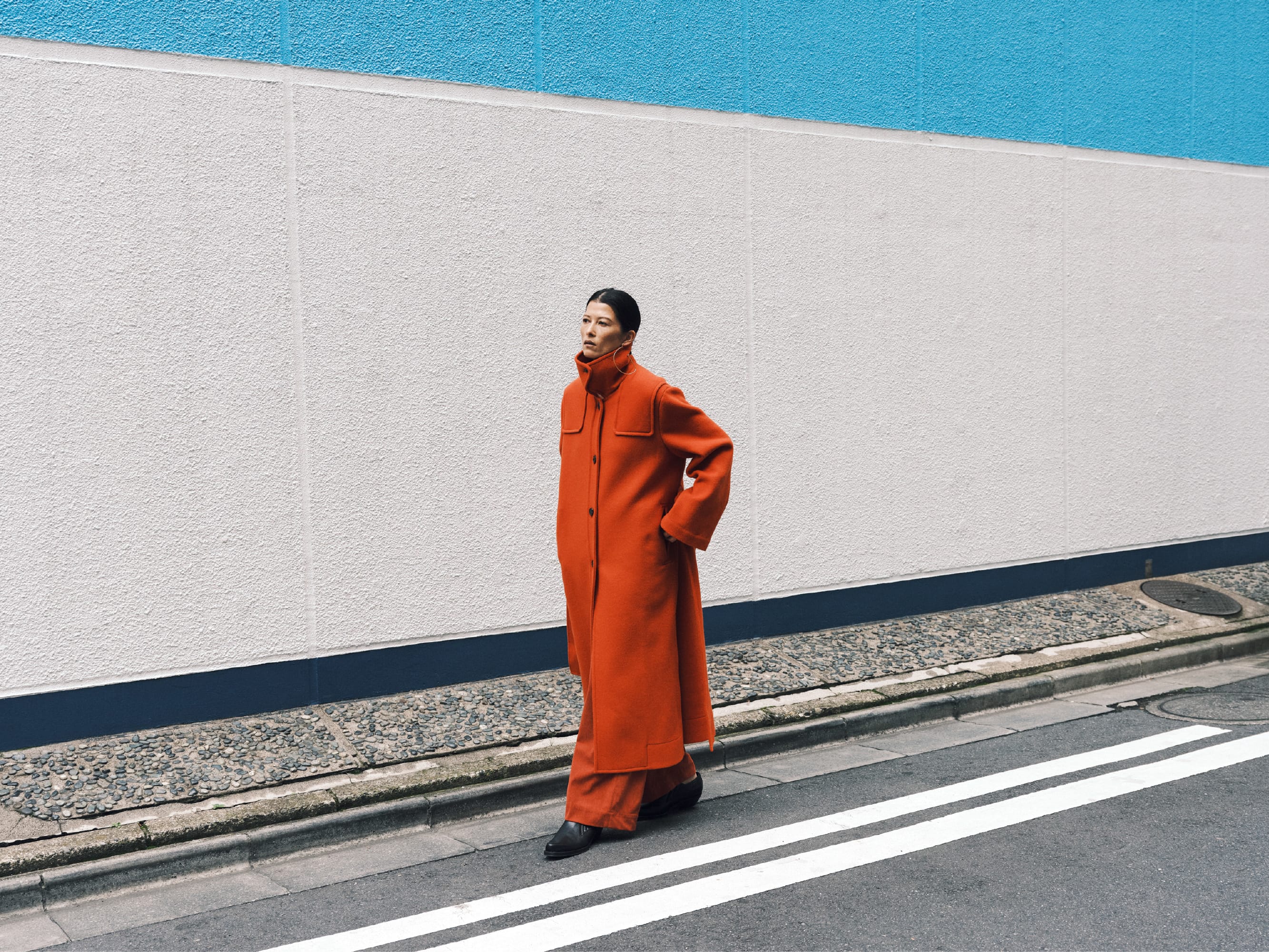 Wide collar long coat & Corduroy wide pantsを着た女性