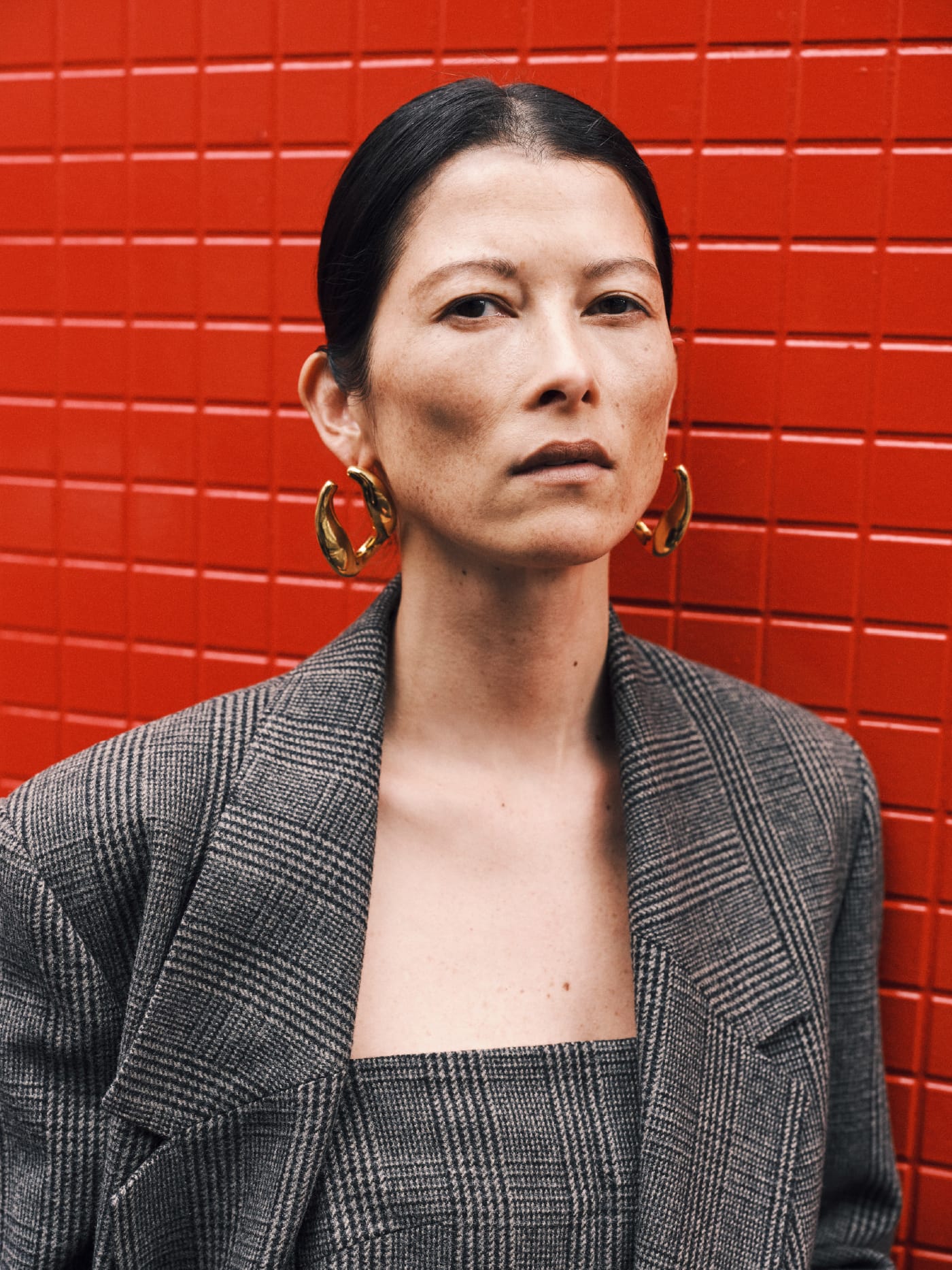 Double-breasted suit jacket & Suit bare top & Box tuck suit pantsを着た女性