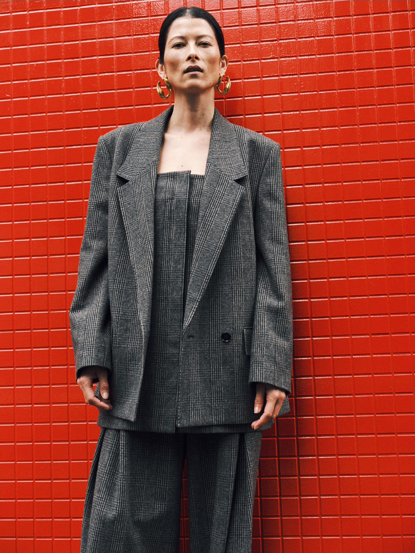 Double-breasted suit jacket & Suit bare top & Box tuck suit pantsを着た女性