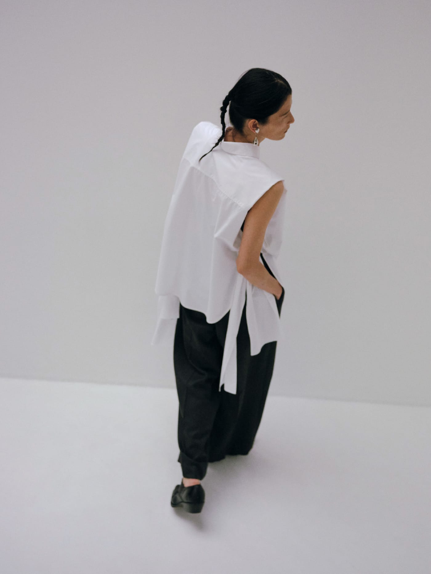 Side ribbon 2way sleeveless shirt & Box tuck suit pantsを着た女性