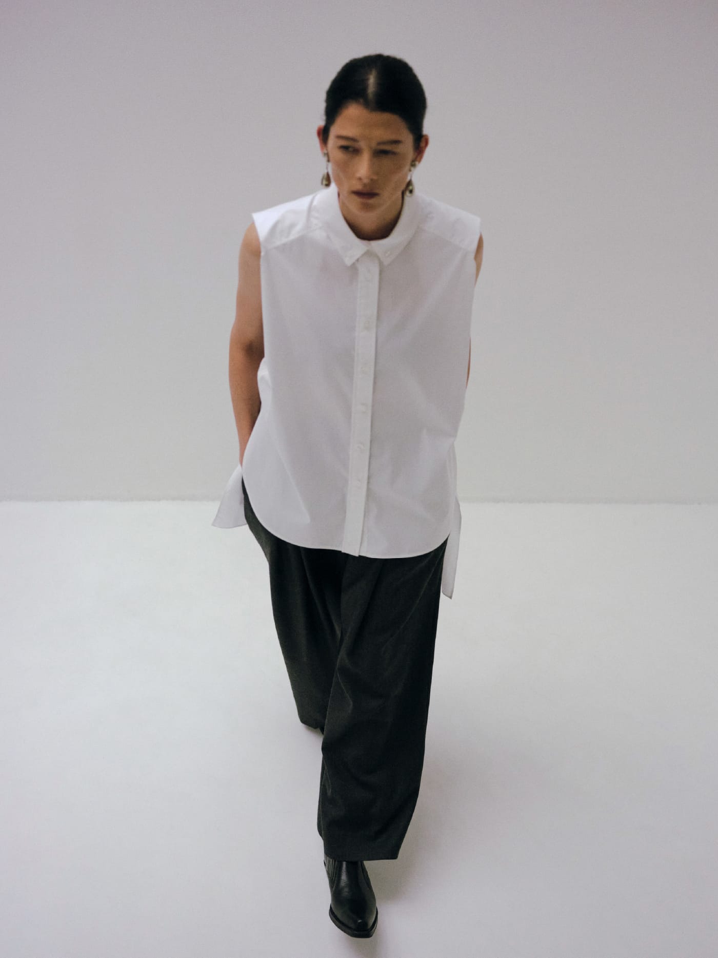 Side ribbon 2way sleeveless shirt & Box tuck suit pantsを着た女性