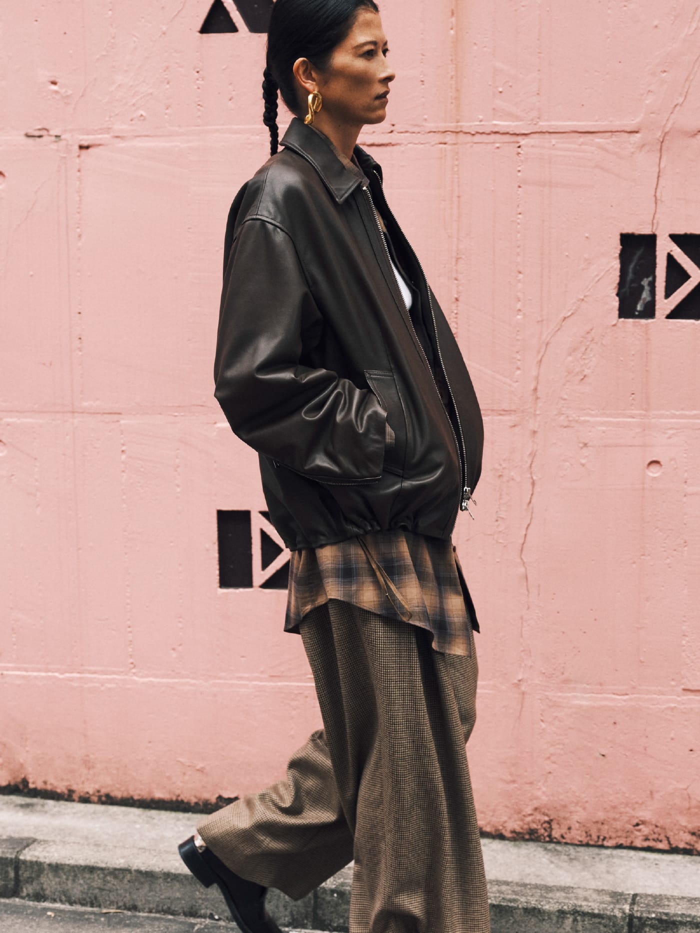 Lamb leather blouson & Suit bare top & Box tuck suit pants & 2way Cache-Coeur Overshirt & 2way Box tuck suit pantsを着た女性