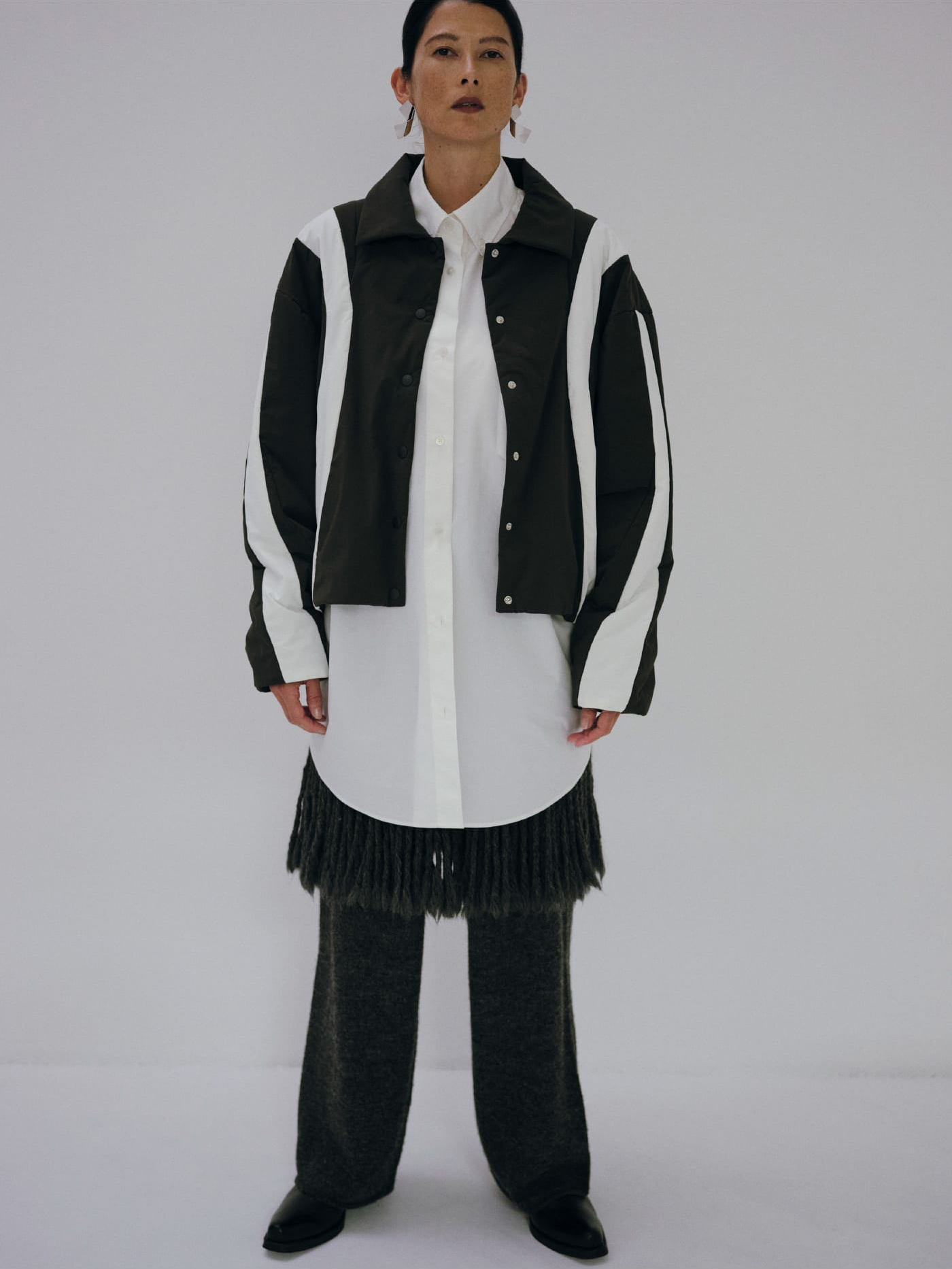 Line cut padding blouson & Suit bare top & Box tuck suit pants & 2way Cache-Coeur Overshirt & Fringe knit bare top & Knit pantsを着た女性