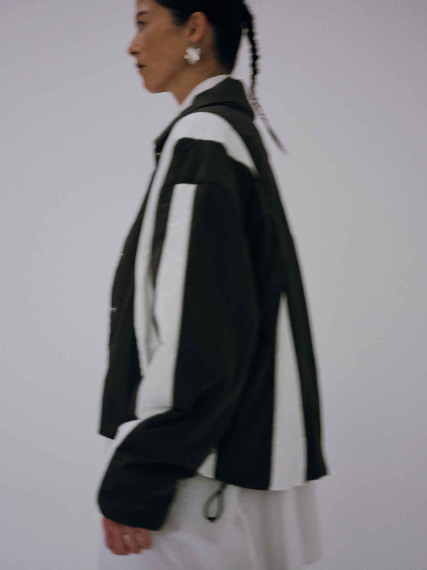 Line cut padding blouson & Suit bare top & Box tuck suit pants & 2way Cache-Coeur Overshirt & Fringe knit bare top & Knit pantsを着た女性