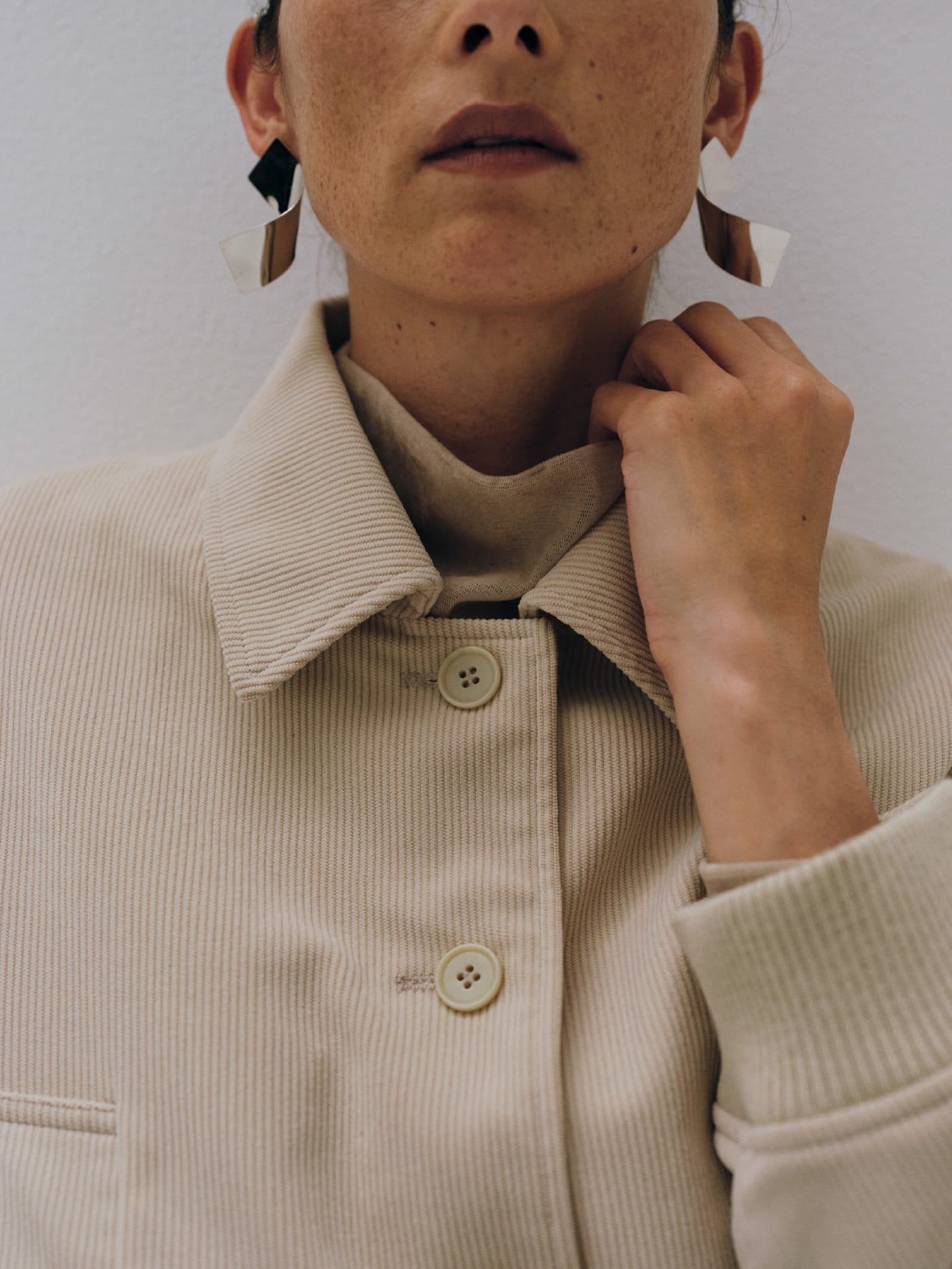 corduroy short blouson & Flocked tulle turtleneck & Corduroy wide pantsを着た女性