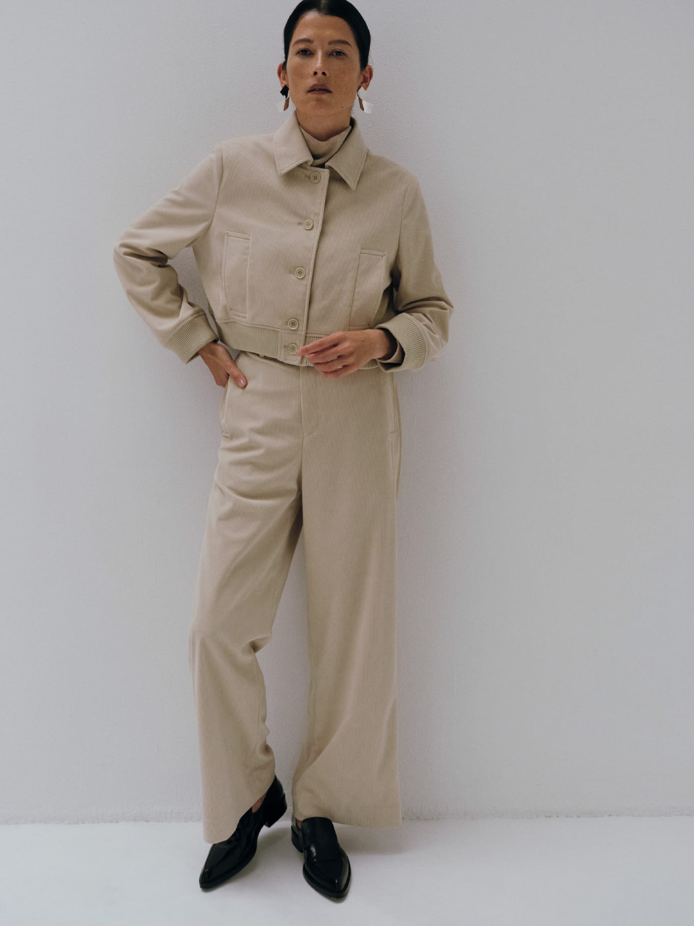 corduroy short blouson & Flocked tulle turtleneck & Corduroy wide pantsを着た女性