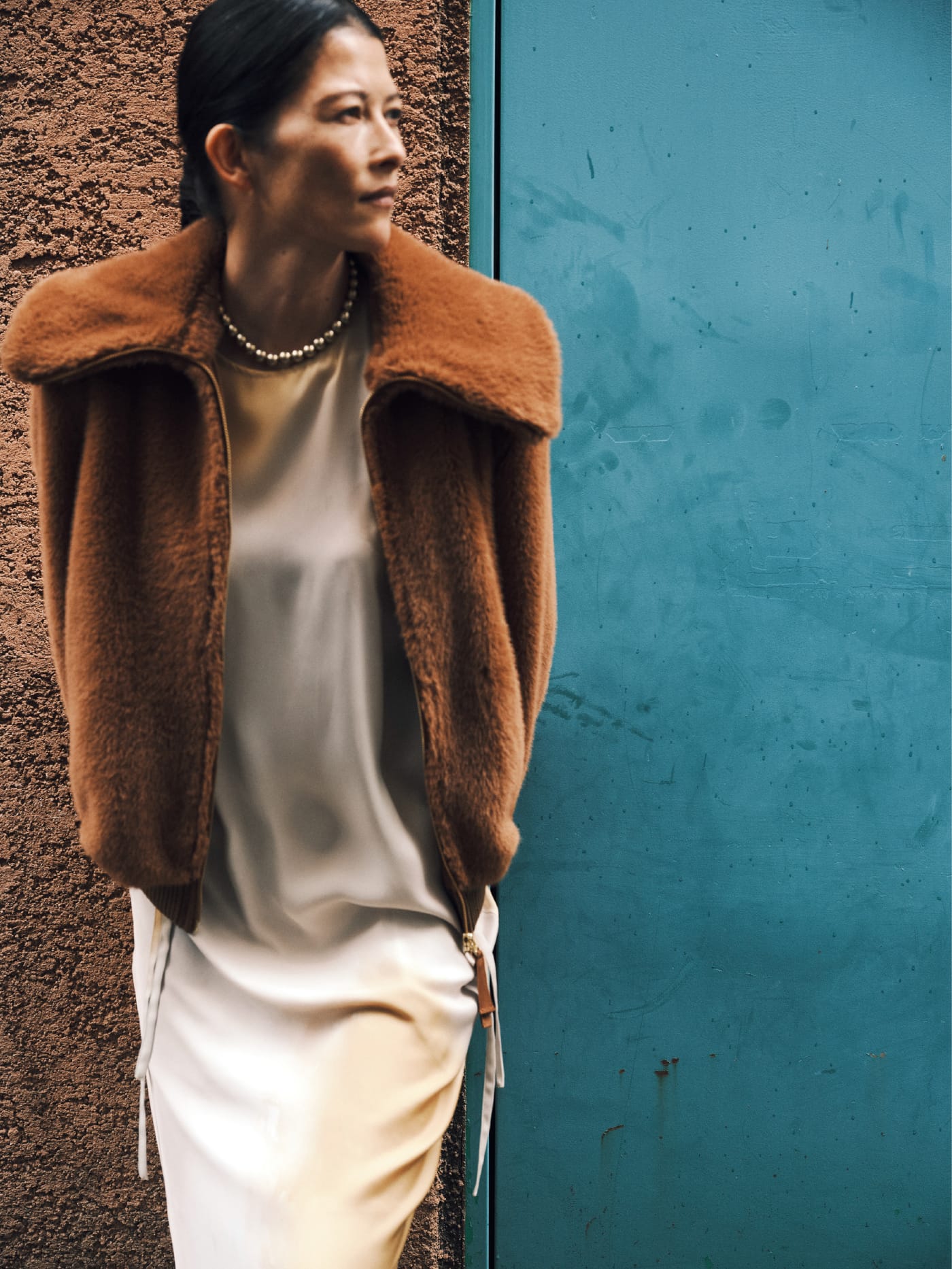 Wide collar faux fur blouson & Satin 2-way drape dressを着た女性
