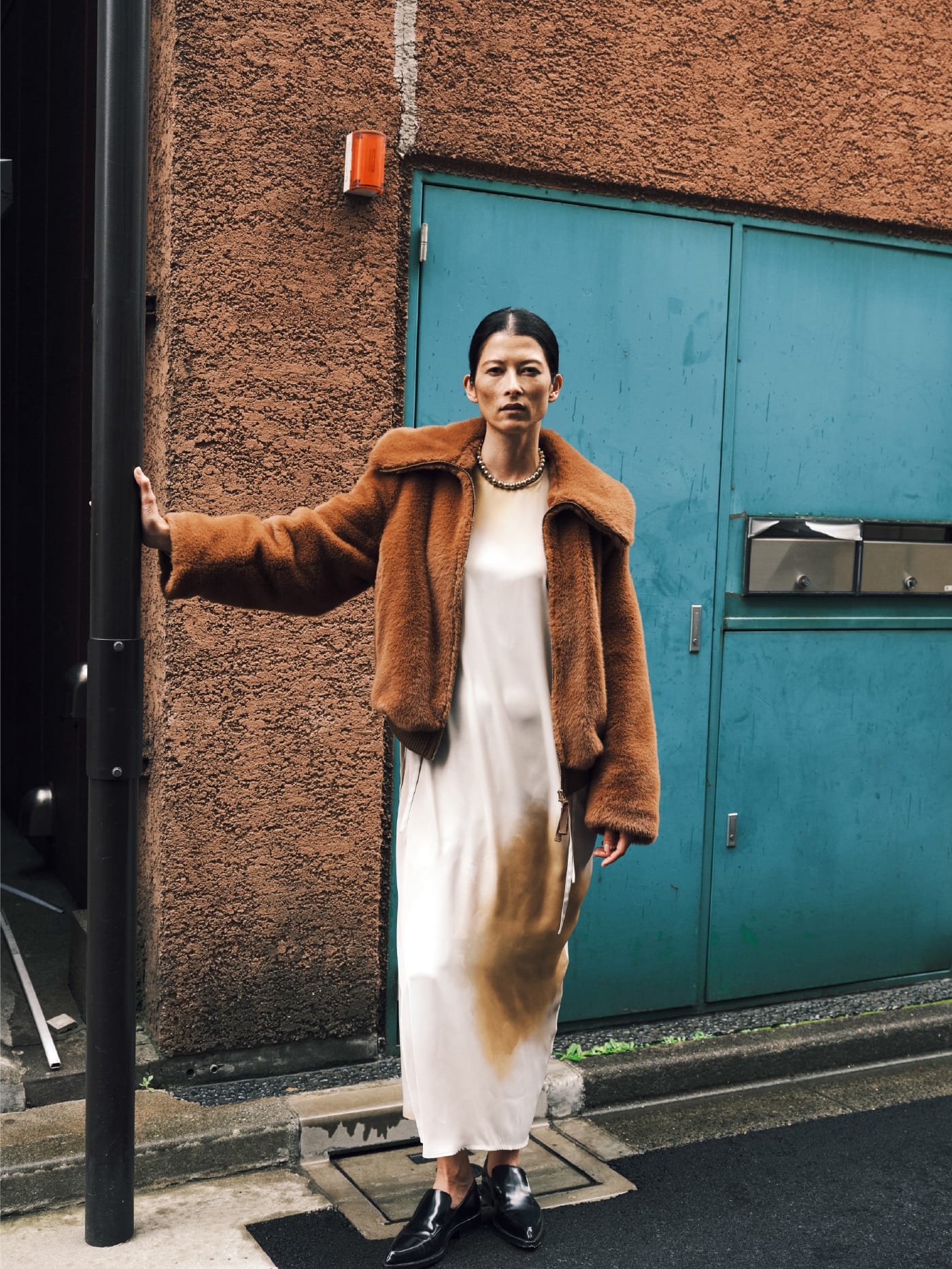 Wide collar faux fur blouson & Satin 2-way drape dressを着た女性