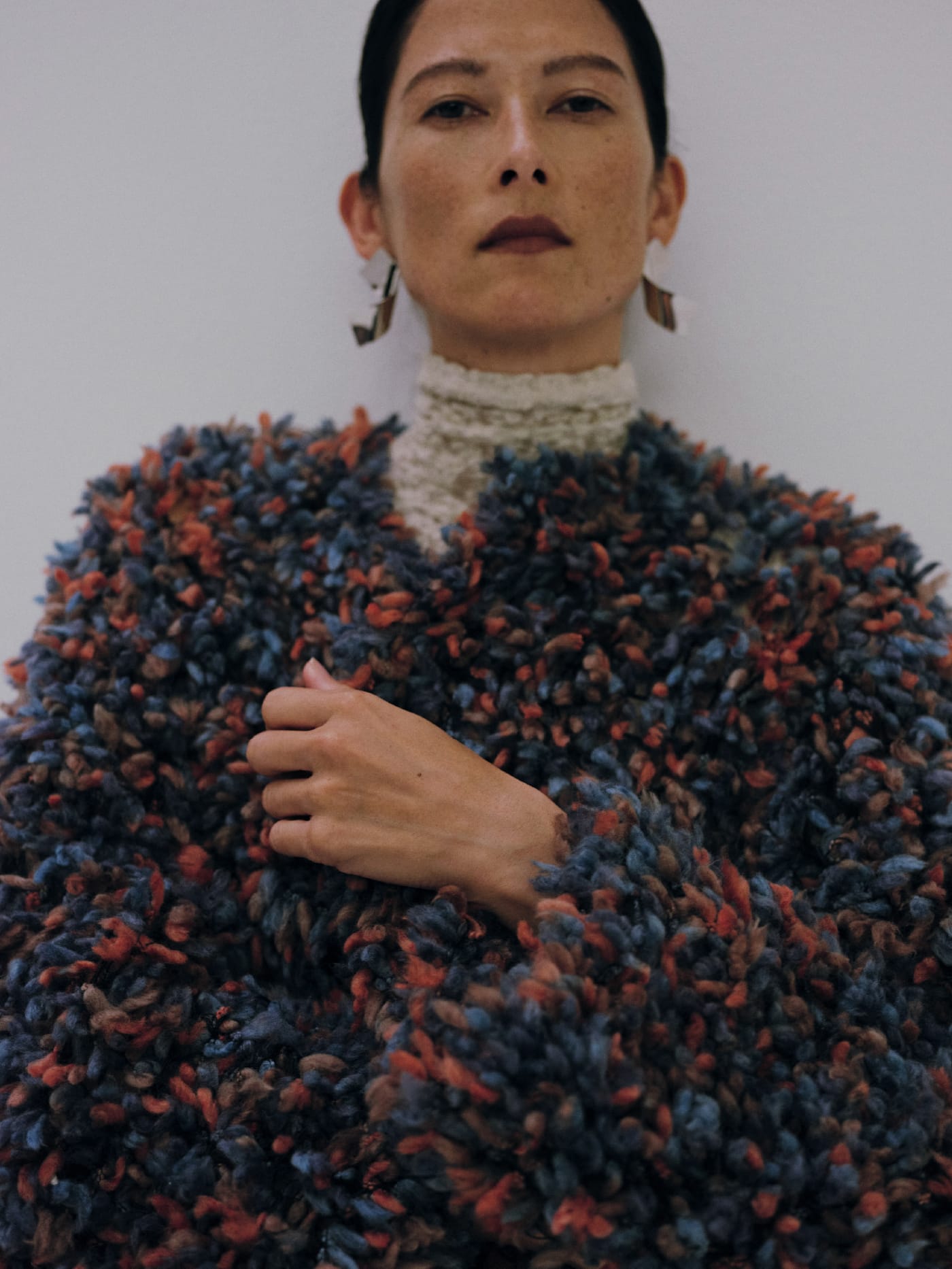 Mixed yarn knit cardigan & Flocked tulle turtleneck & Stretch lace bodysuitを着た女性