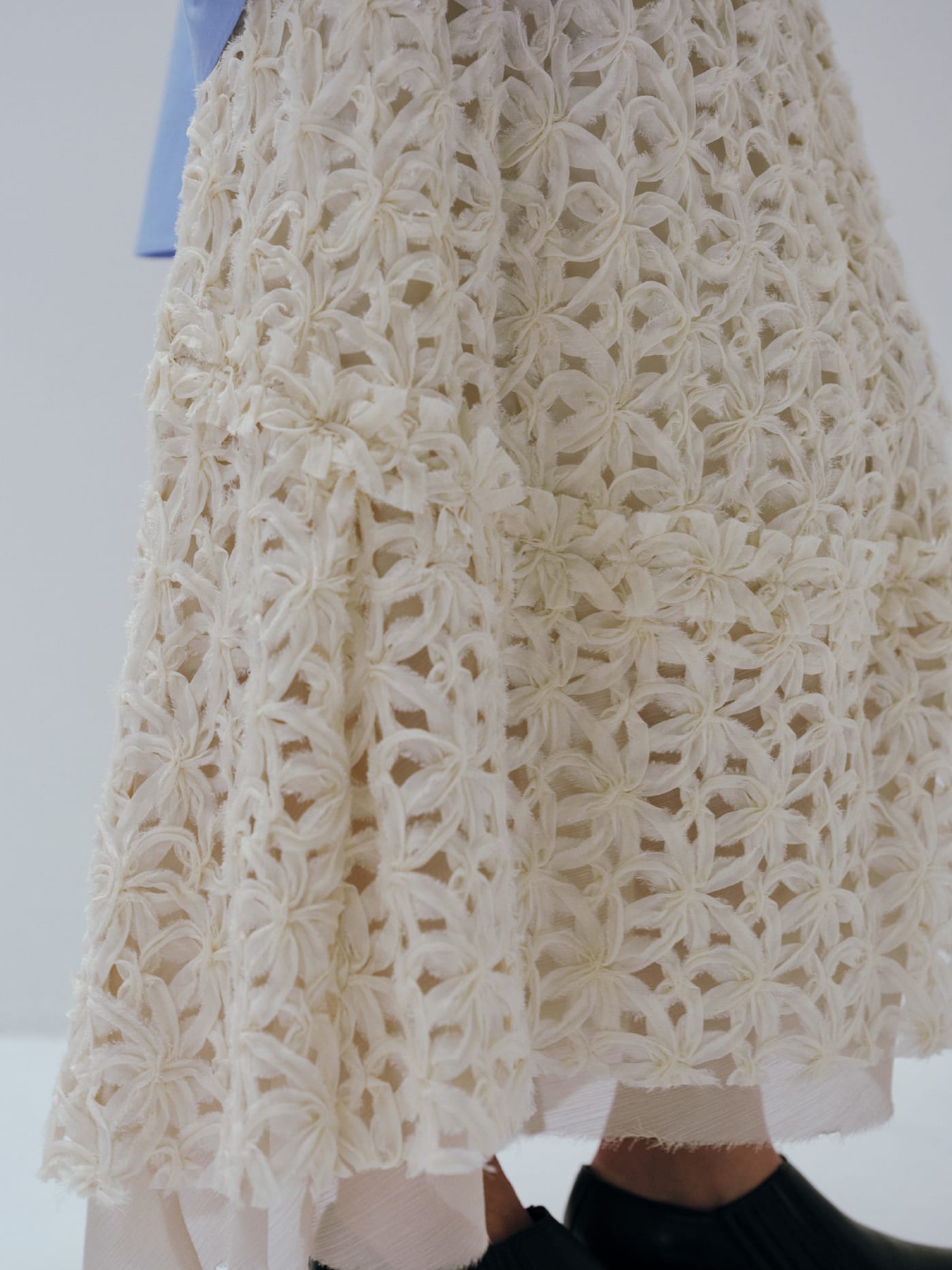 2way Cache-Coeur Overshir & Flower Chiffon Vest & Flower Chiffon Skirtを着た女性