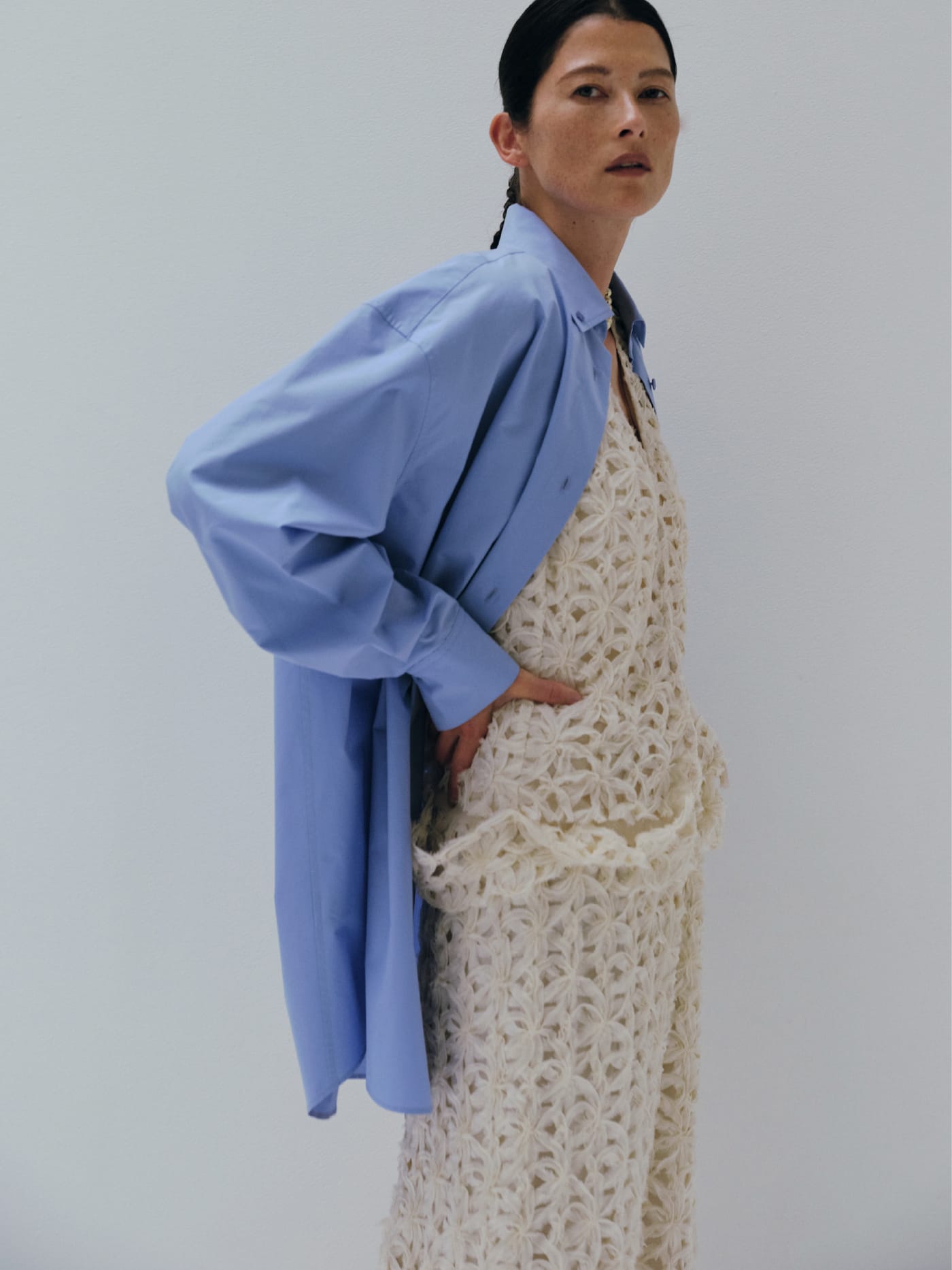 2way Cache-Coeur Overshir & Flower Chiffon Vest & Flower Chiffon Skirtを着た女性