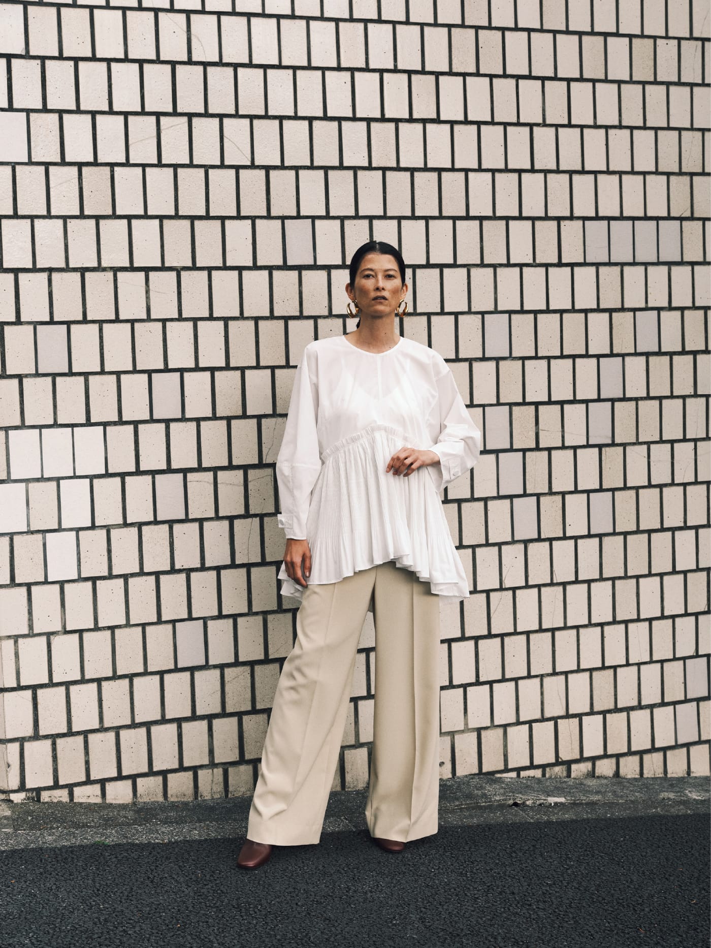 Wide sleeve pleated blouse & High waist suit pantsを着た女性