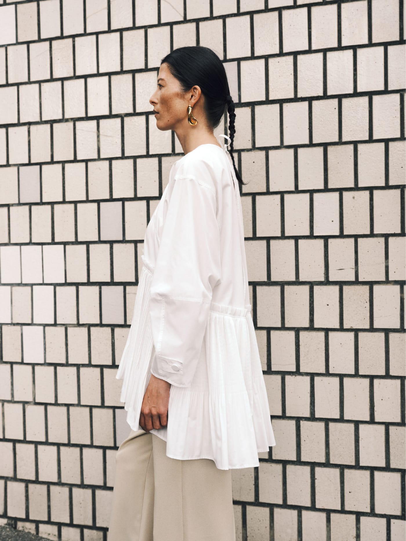 Wide sleeve pleated blouse & High waist suit pantsを着た女性