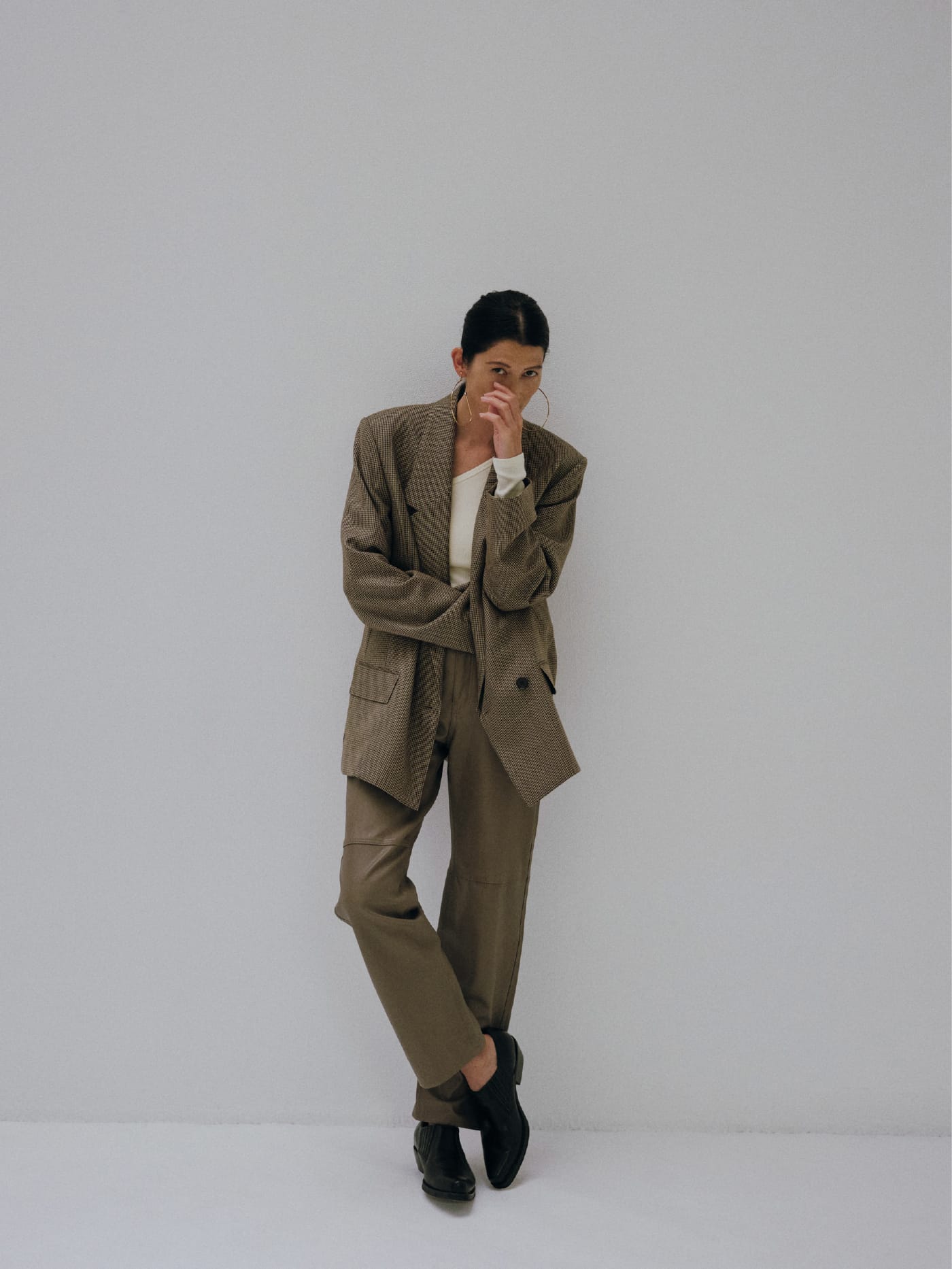 Double-breasted suit jacket & MILLER one-shoulder bodysuit & Box tuck suit pantsを着た女性