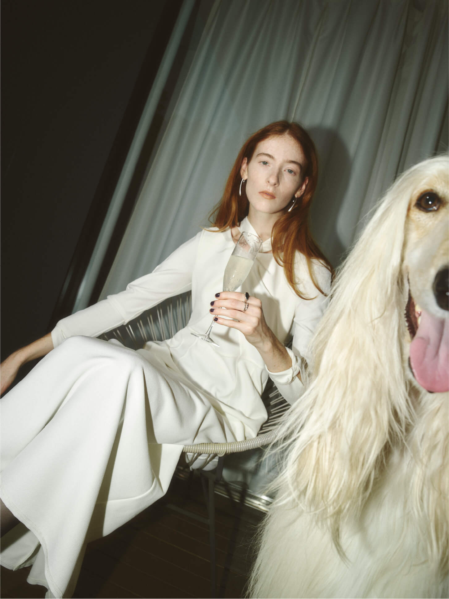 ノットドレスを着用した女性と犬の画像