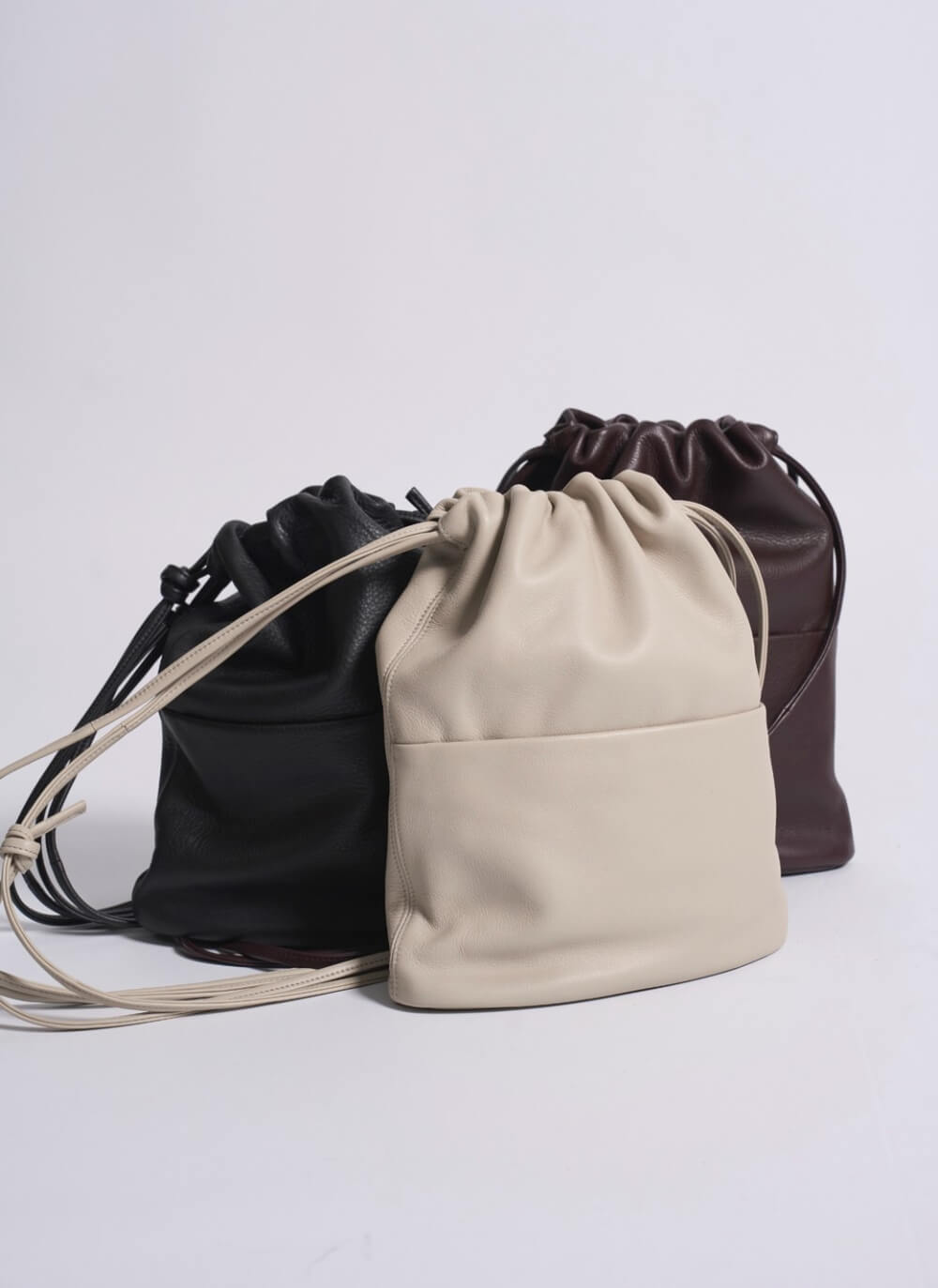 Drawstring bag 商品イメージ　ブラック　ブラウン　アイボリー