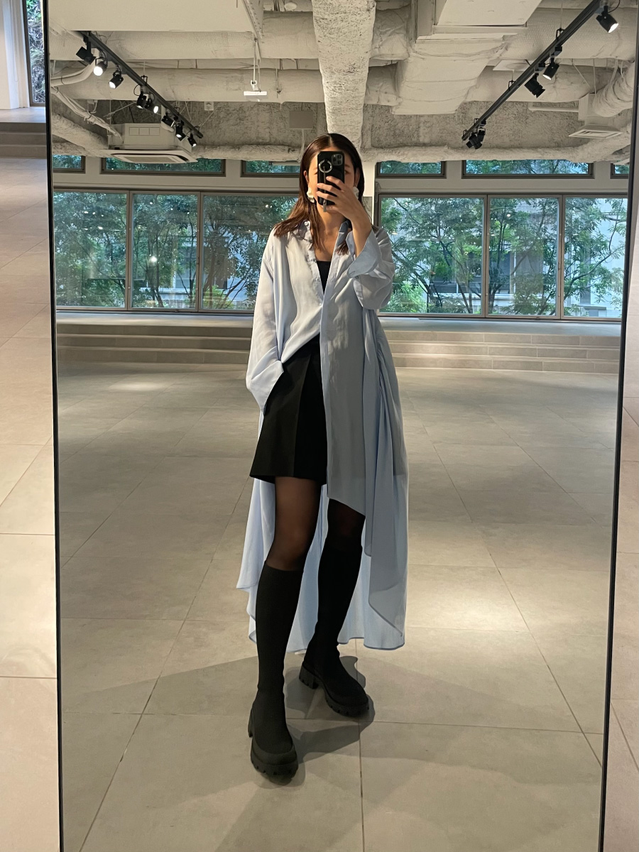 シャツワンピースを着用した女性