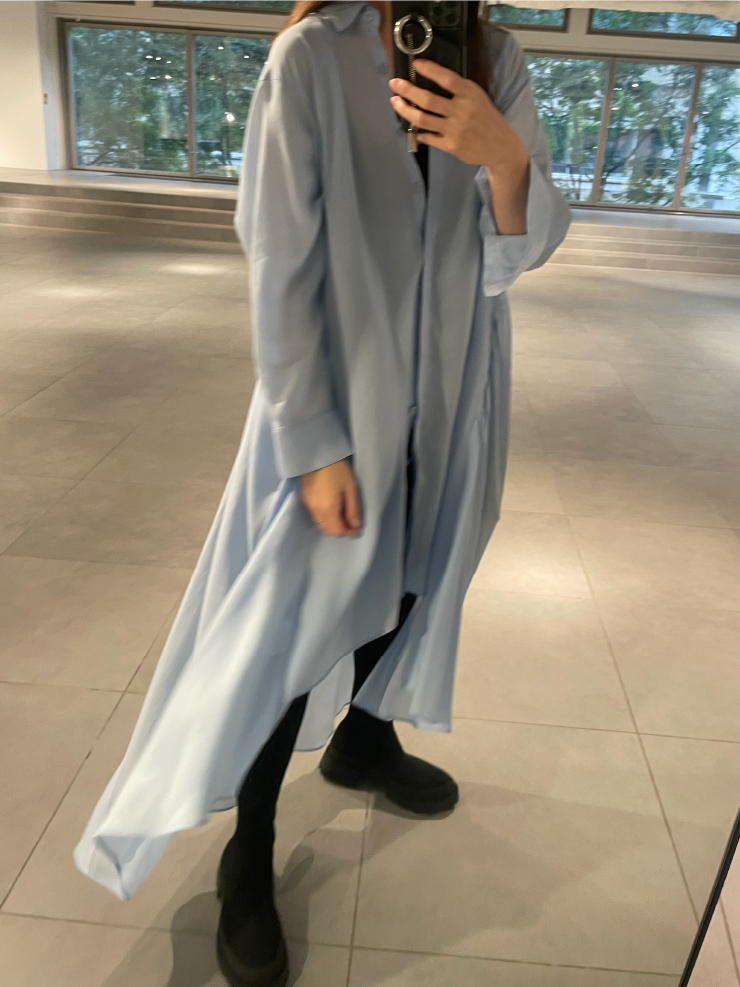 シャツワンピースを着用した女性