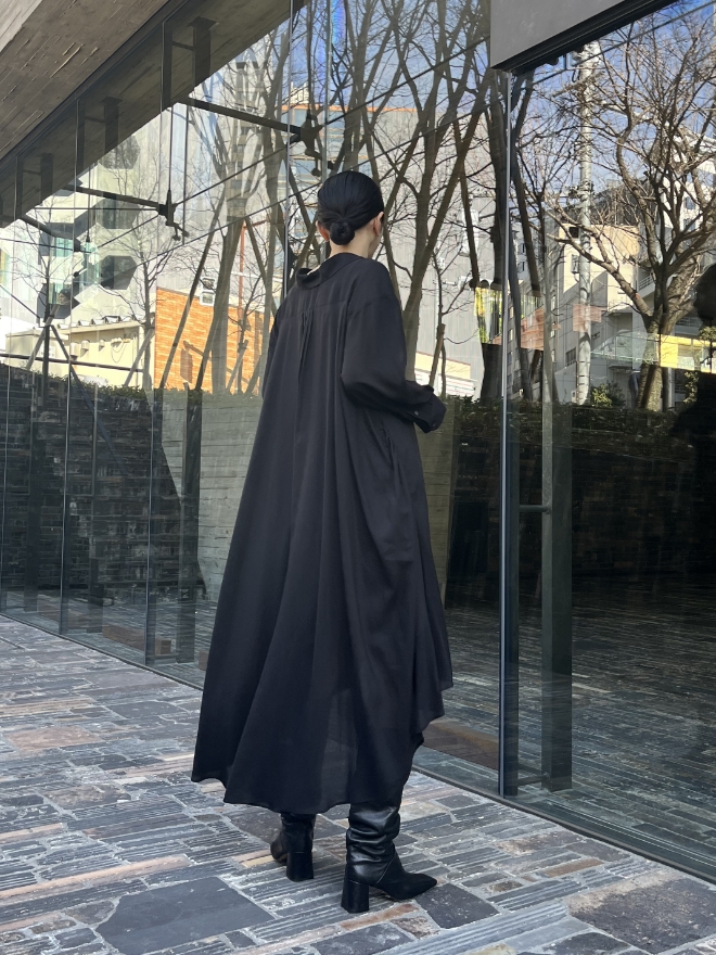 2WAYセパレートシャツを着用した女性