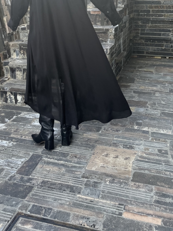 2WAYセパレートシャツを着用した女性