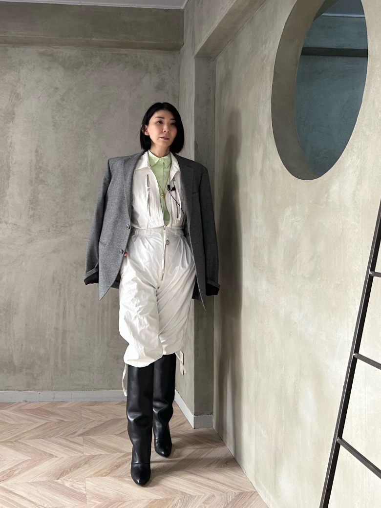 2WAYセパレートシャツを着用した女性