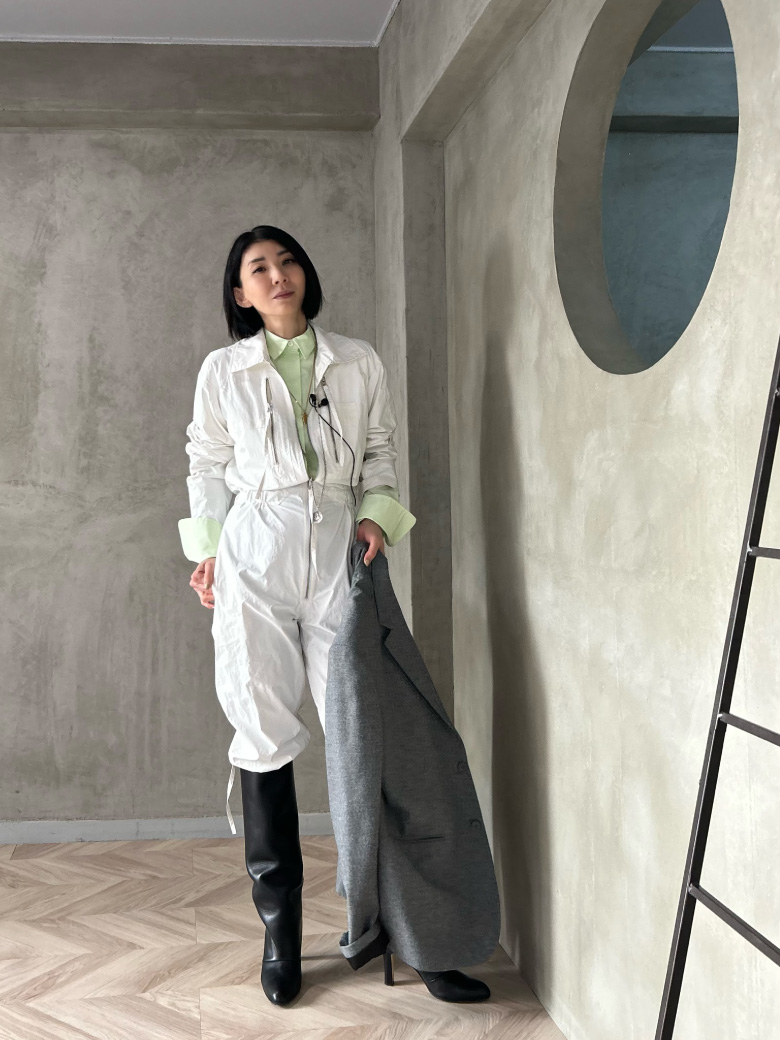 2WAYセパレートシャツを着用した女性