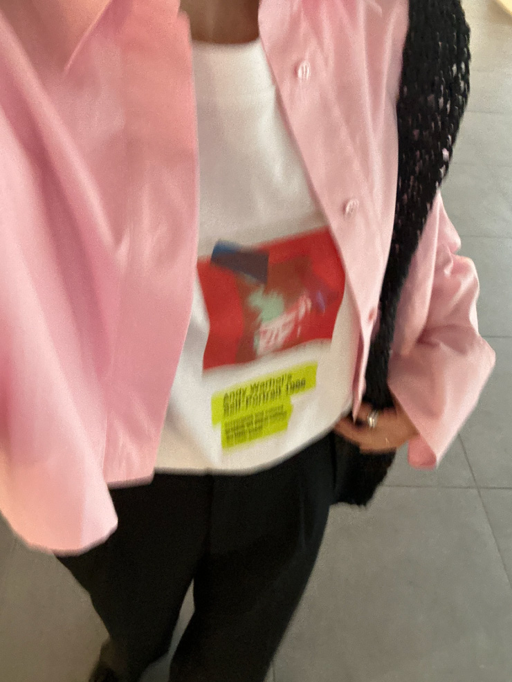 2WAYセパレートシャツ・クロシェトートバックを着用した女性