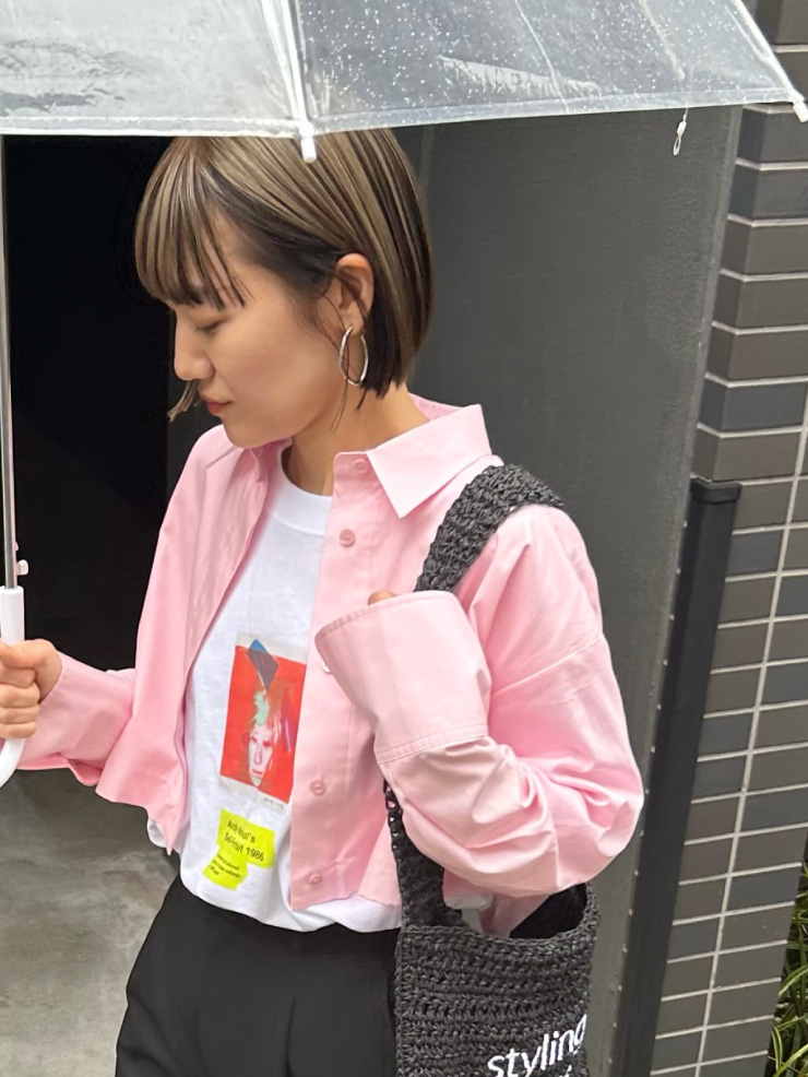 2WAYセパレートシャツを着用した女性