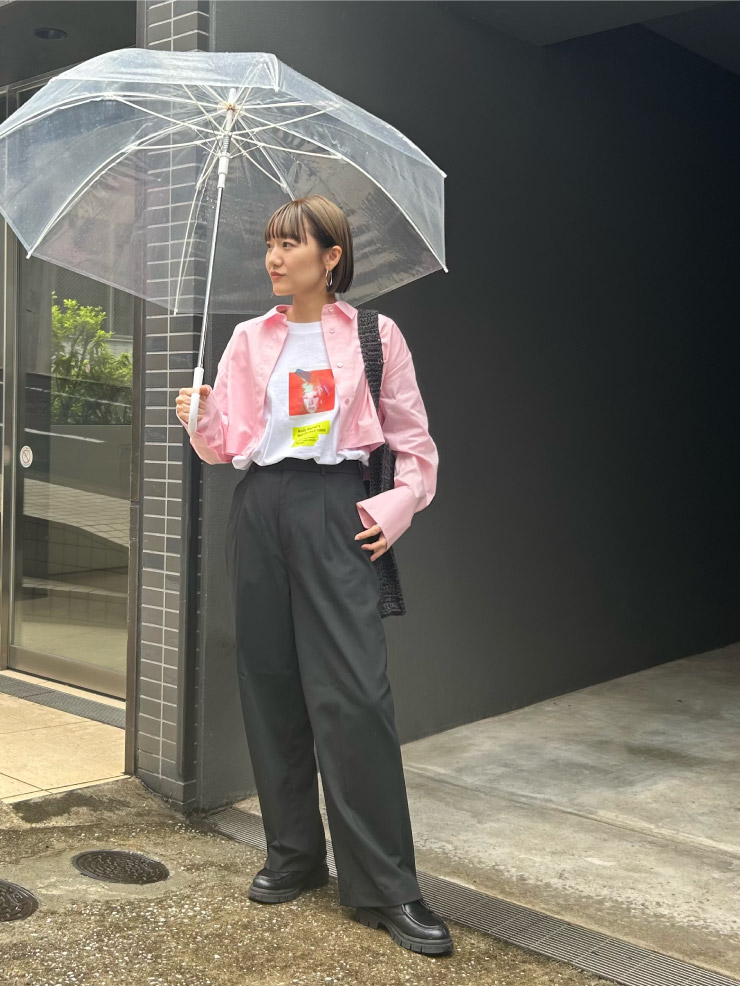 2WAYセパレートシャツを着用した女性