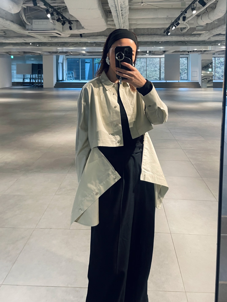 2WAYセパレートシャツを着用した女性