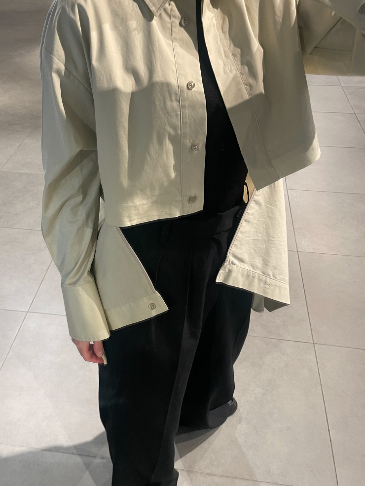 2WAYセパレートシャツを着用した女性