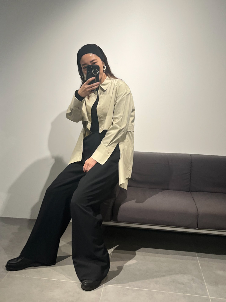 2WAYセパレートシャツを着用した女性