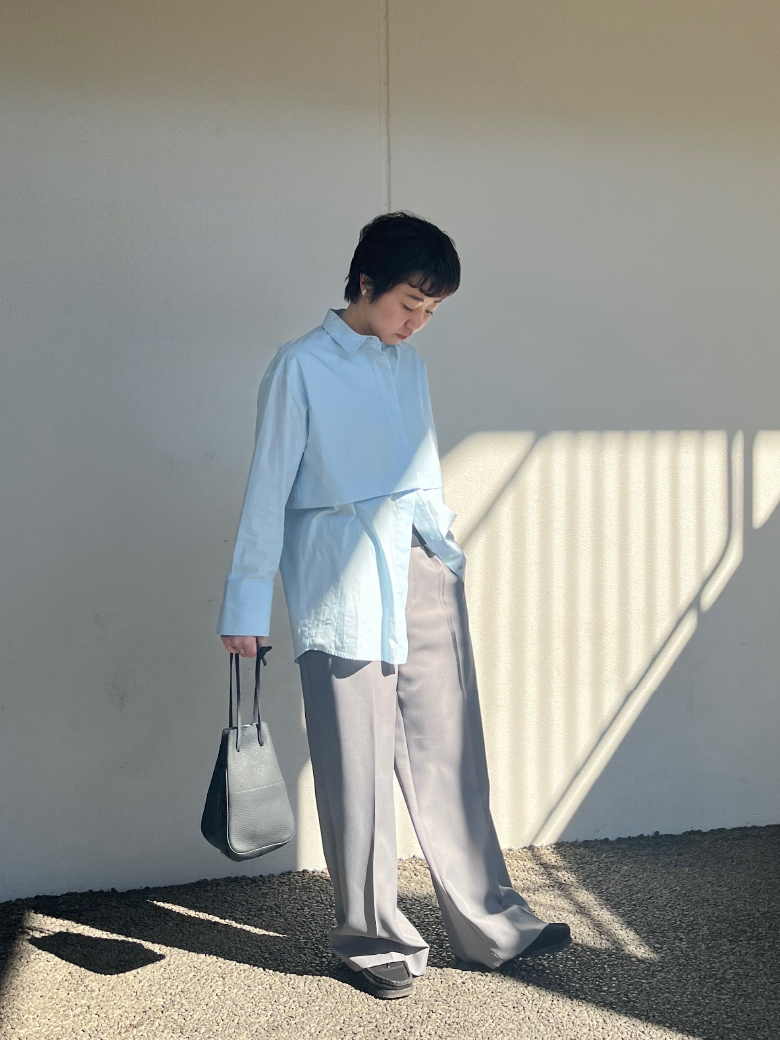 2WAYセパレートシャツ・double waist pantsを着用した女性