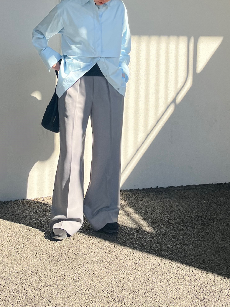 2WAYセパレートシャツ・double waist pantsを着用した女性