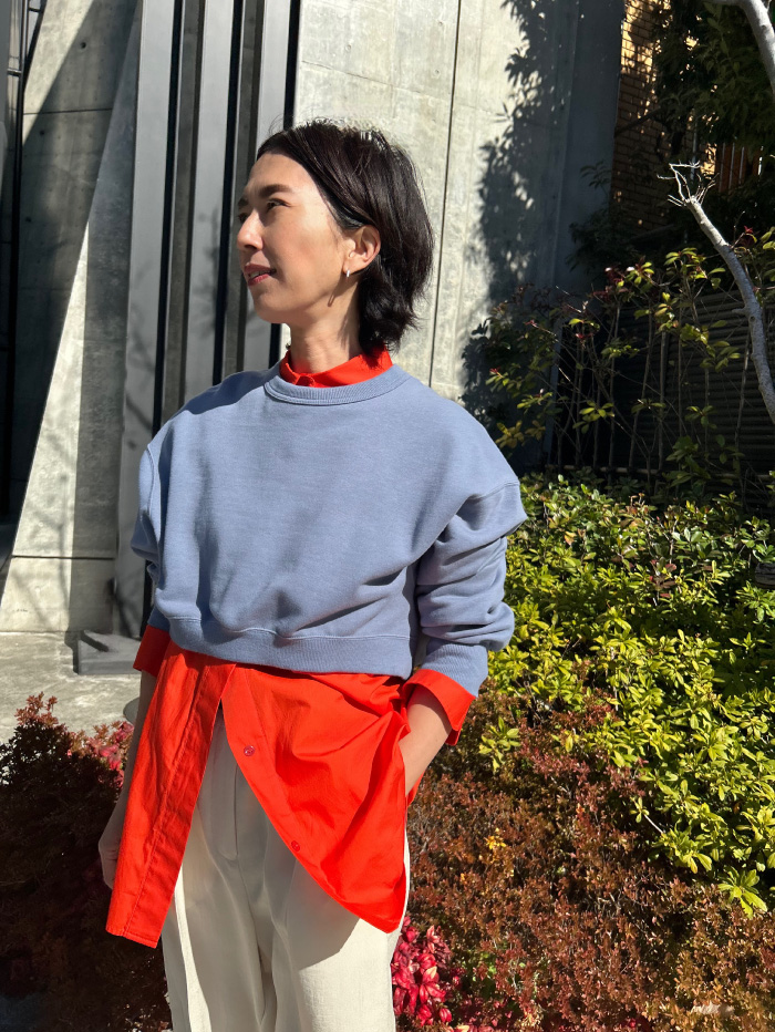 2WAYセパレートシャツを着用した女性