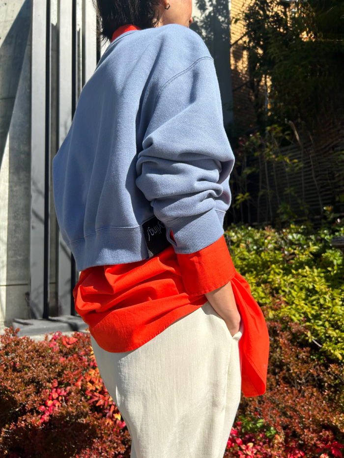 2WAYセパレートシャツを着用した女性