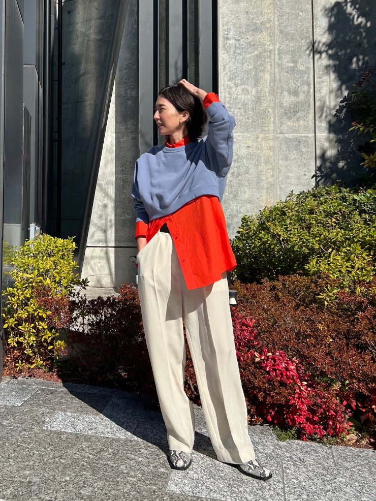 2WAYセパレートシャツ・short cut pullover・back satin pantsを着用した女性