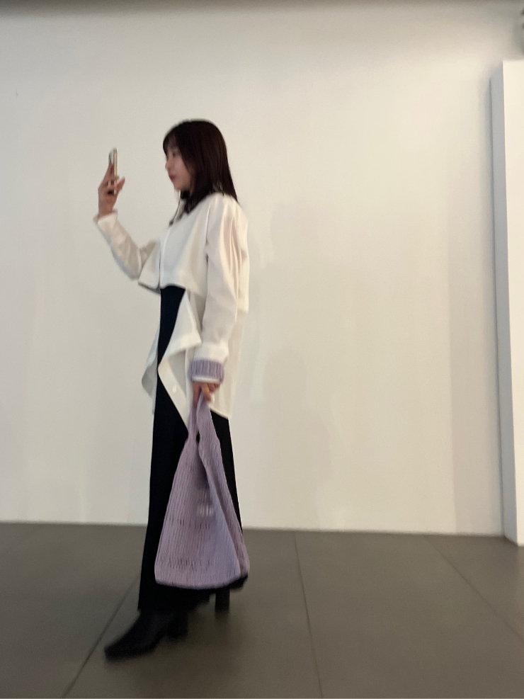 2WAYセパレートシャツを着用した女性