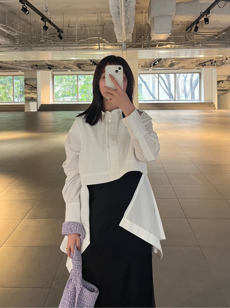 2WAYセパレートシャツを着用した女性