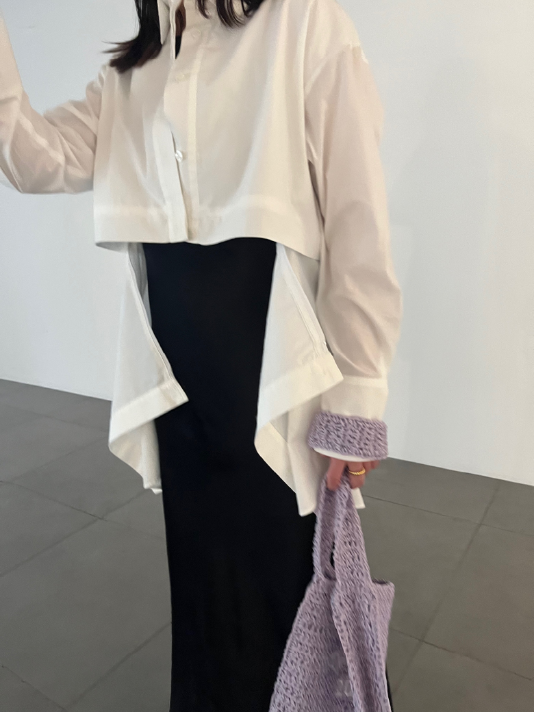 2WAYセパレートシャツ・クロシェトートバックを着用した女性